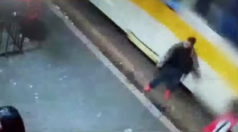 巴西1名男子因在街上撞到另1名路人，結果被踹飛遭巴士輾過。（圖／翻攝自YouTube）