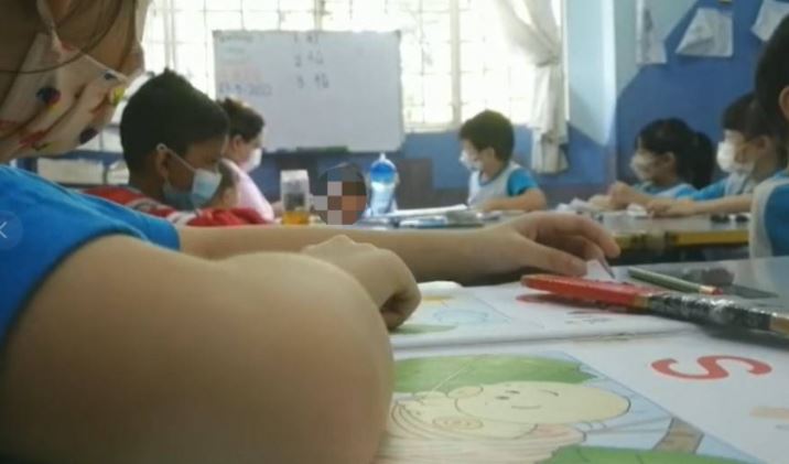馬來西亞一名女老師因情緒失控而逼迫男童吞辣椒。（圖／CTWANT）