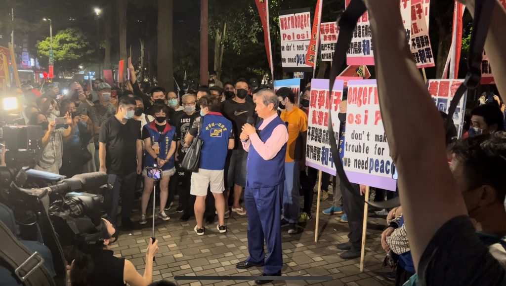 白狼張安樂向支持者喊話，抗議結束後要請大家到君悅喝咖啡。（圖/陳奕廷攝）