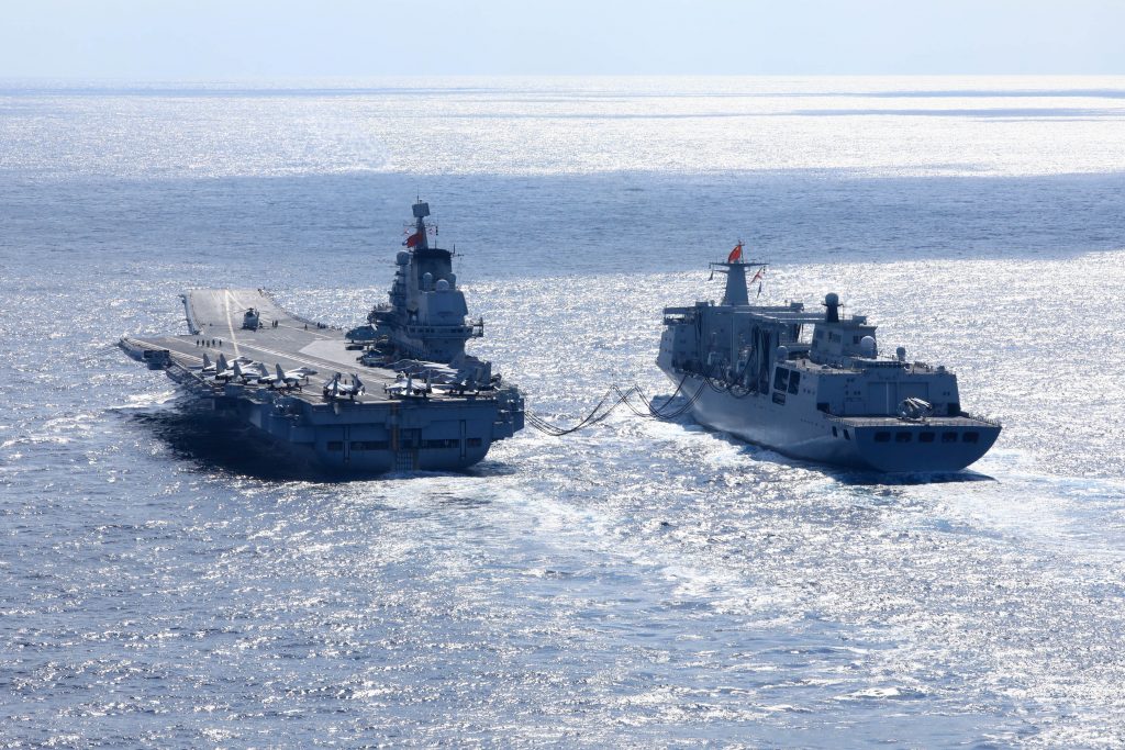 2021-12-30_遼寧艦編隊遠海實戰化訓練期間,遼寧艦(左)進行補給。(圖/新華社)