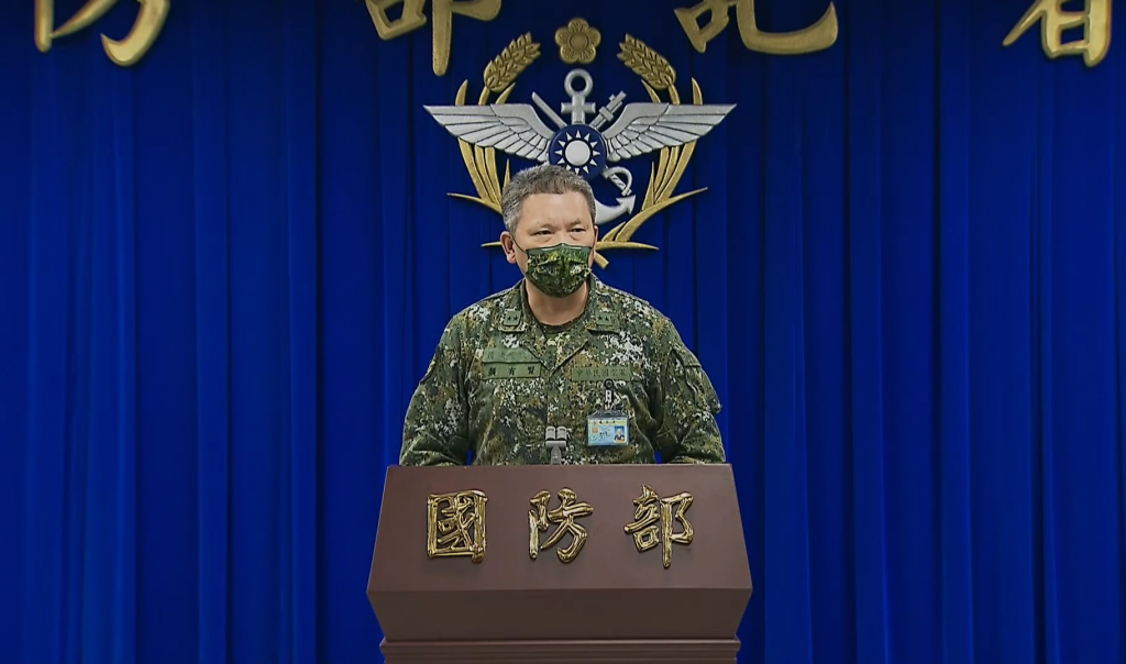  國防部8日舉行記者會，針對中共軍演，情次室次長 顏有賢中將進行說明。（圖／國防部記者會）