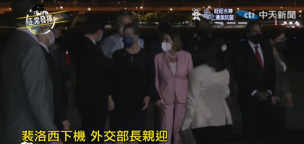 美國眾議院議長裴洛西(Nancy Pelosi)專機今(2)日晚間10時多抵台後,隨即發布推特和新聞稿,表示美國代表團此次訪台,是美方堅定支持台灣民主的承諾。 (圖/中天新聞)