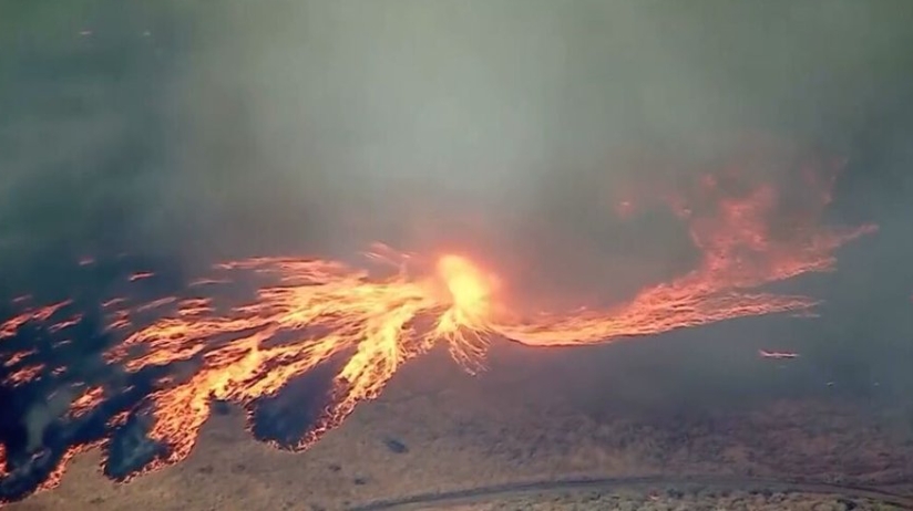 加州山林大火「山姆大火」出現「火龍捲」（Firenado）。（圖／翻攝自Twitter／@eltempsTV3）