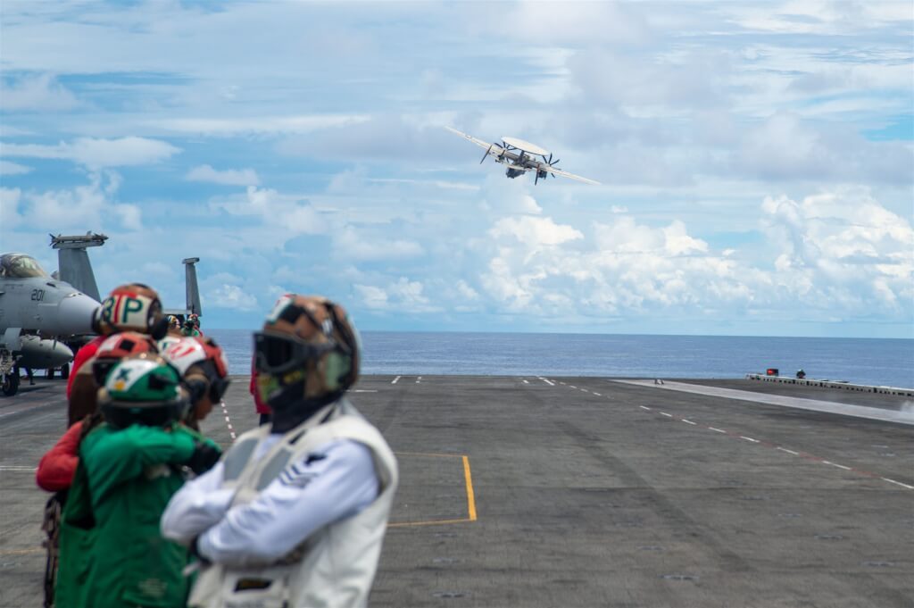 圖為4日雷根號在西太平洋的菲律賓海執行任務。（圖取自twitter.com/US7thFleet）