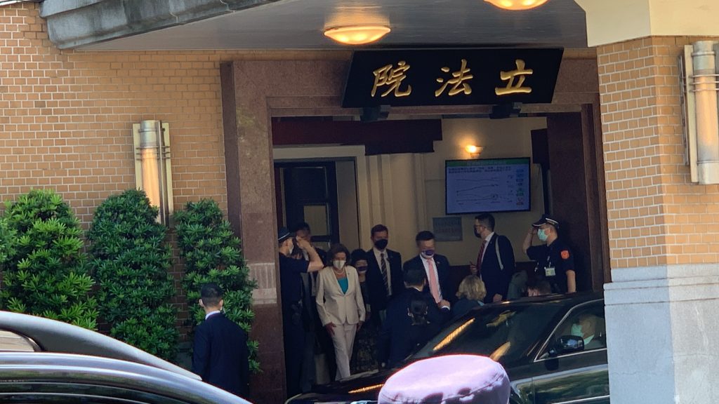 裴洛西步出立法院。(圖/中天新聞)