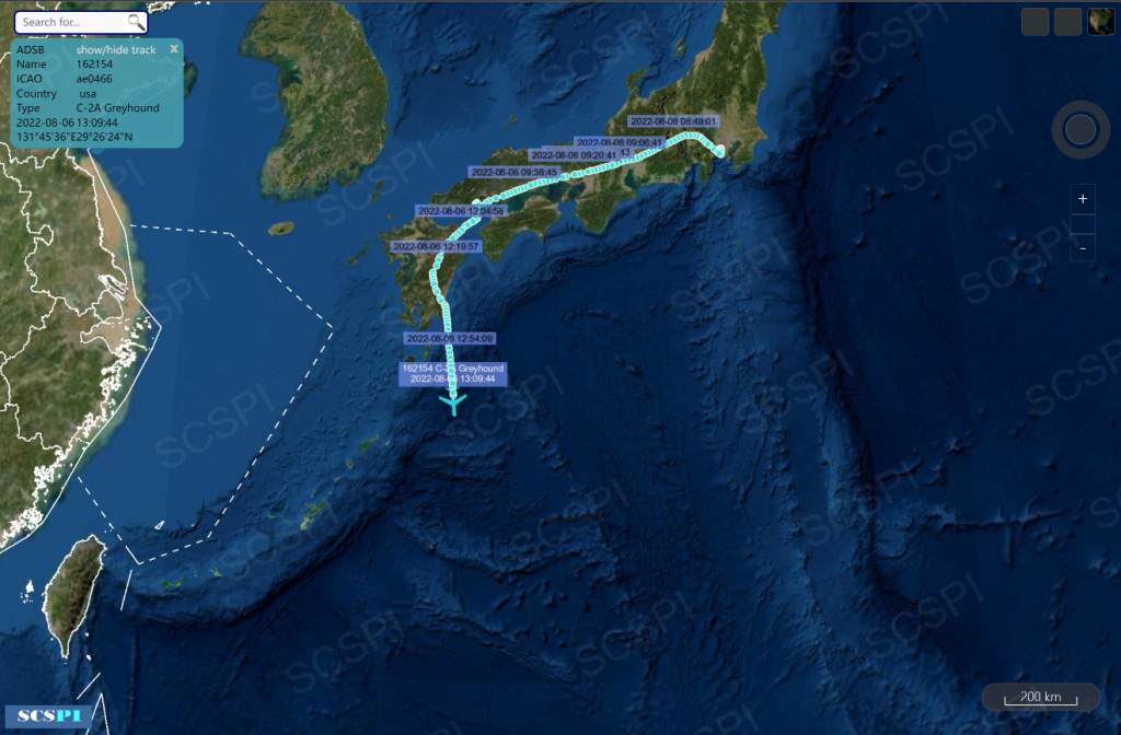雷根號所搭載的C2-A運輸機,自6日上午開始在日本上空升空後,即一路向西至九州上空,並隨即以左轉90度方向掉頭,向南方飛行。 (圖/翻攝自 「南海戰略態勢感知計畫」(SCSPI)推特)