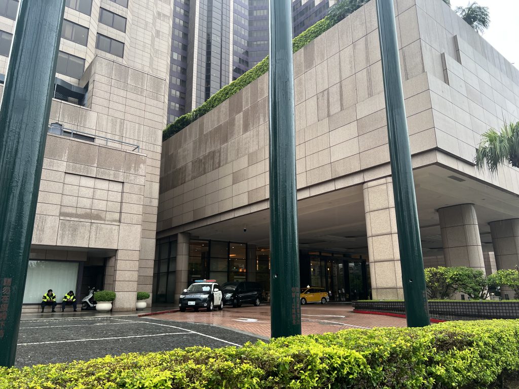 信義分局警員到場巡邏,維安措施先行「熱身」。陳奕廷攝