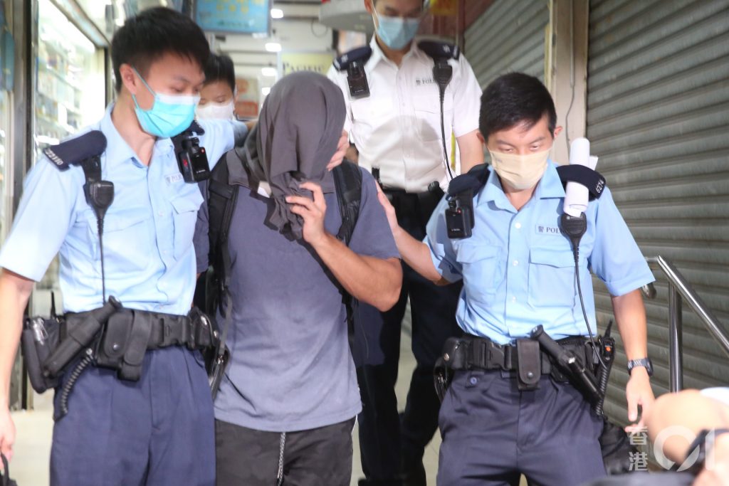 2022-08-15_兩名同行友人被警方帶回警署協助調查。（圖／香港01／王譯揚攝）