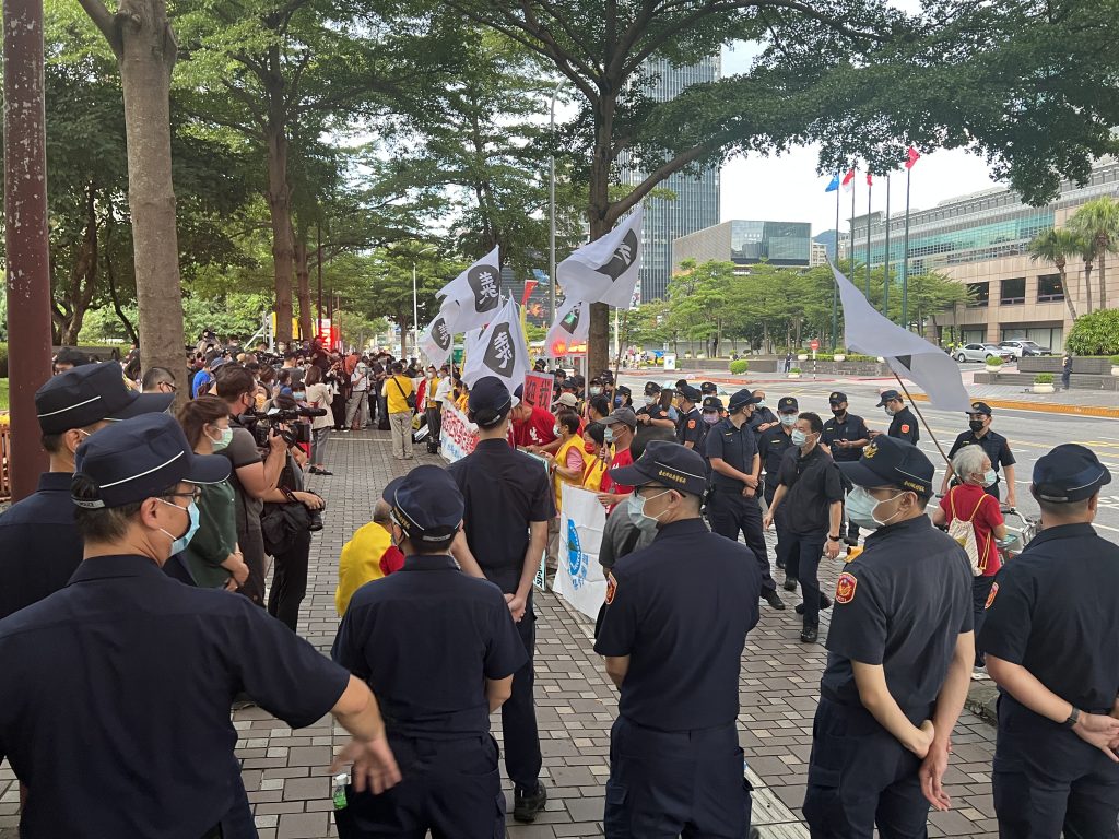 信義分局出動優勢警力包圍抗議群眾。 (圖/陳奕廷攝)