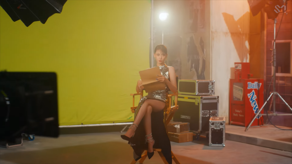潤娥坐在拍攝片場中。（圖／翻攝自YouTube）