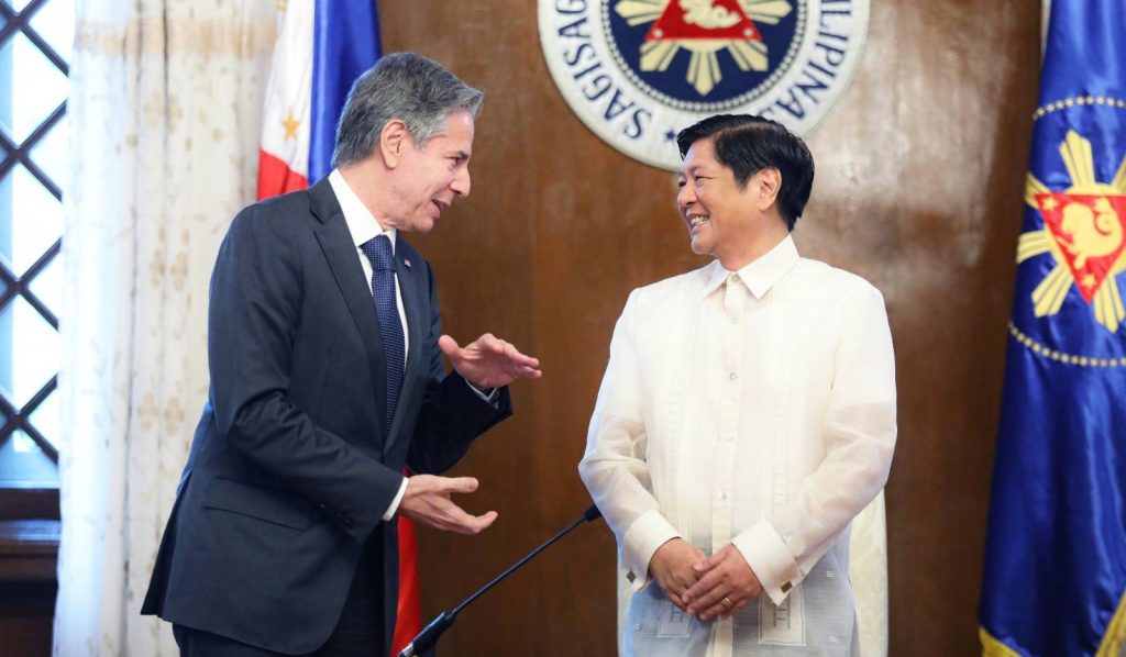 美國國務卿布林肯（Antony Blinken）6日出訪菲律賓馬尼拉，與新上任的菲國總統小馬可仕（Ferdinand "Bongbong" Marcos Jr.）進行會談，