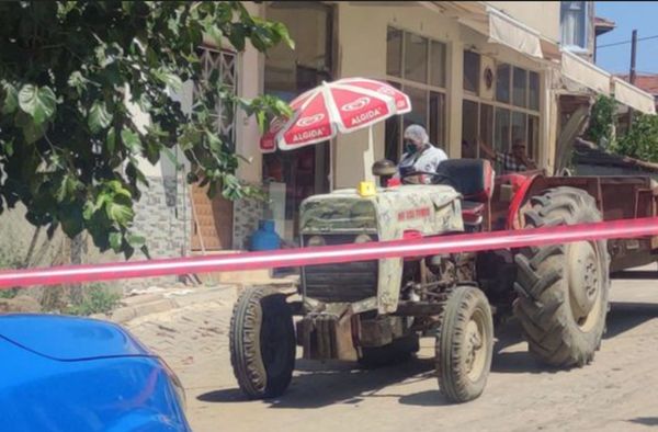 土耳其1名男童搭著爺爺開的拖拉車出遊，結果竟突然摔落，並被車輪輾斃。（圖／翻攝自推特）