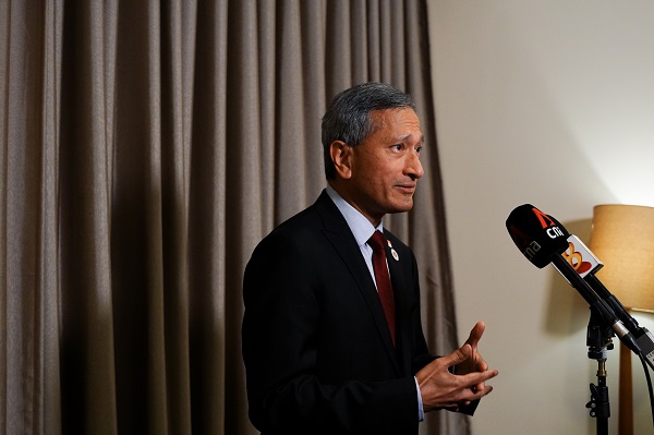 8 月 5 日在金邊舉行的東盟外長會議及相關會議後，新加坡外交部長維文（Vivian Balakrishnan）在門口接受新加坡媒體採訪。（圖／新加坡外交部官網）