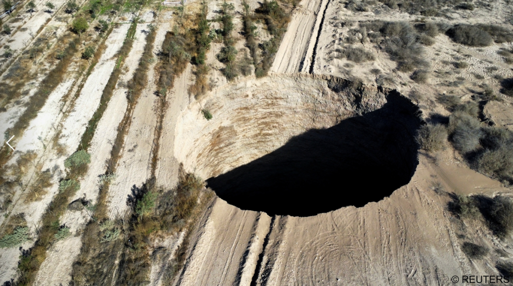 智利一座銅礦場附近出現巨大天坑。（圖／翻攝自推特@dw_environment）