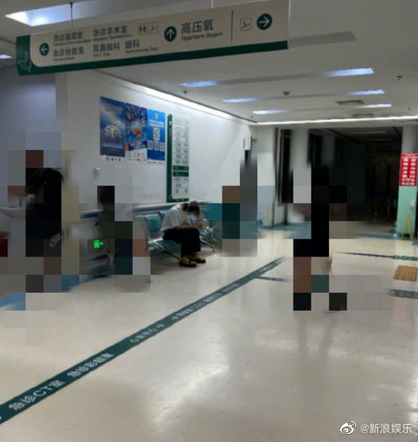 有網友曬出在醫院偶遇小鬼的照片。（圖／翻攝自微博）