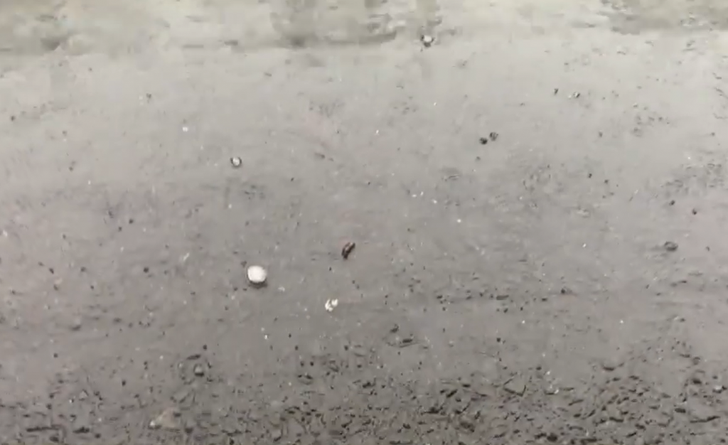 台中新社山區8日下午4點下起冰雹雨。(圖/翻攝自彭姓民眾臉書)