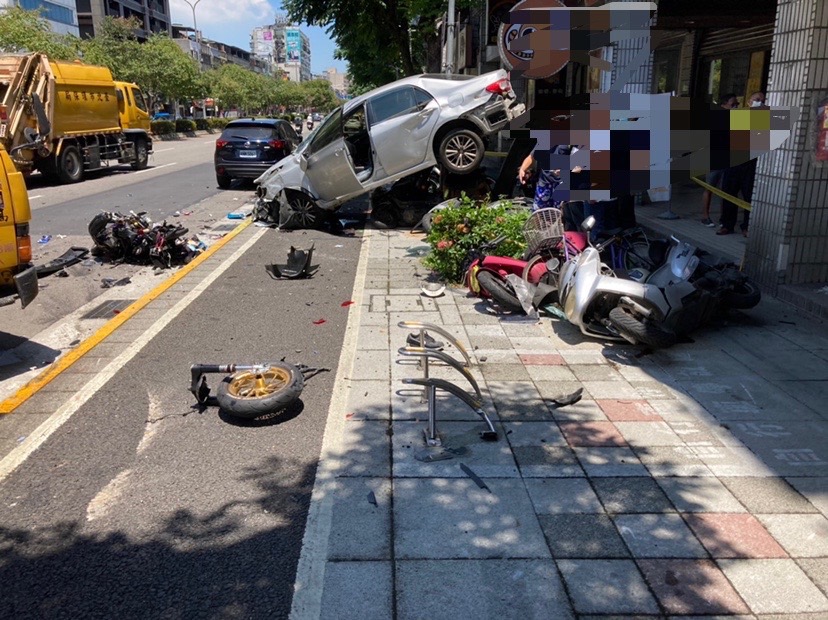 2022年8月13日發生於羅斯福路六段之交通事故，係翁姓男子駕駛自小客沿羅斯福路六段南往北行駛於外側車道，因不明原因失控衝撞路邊一輛臨停等人之普重機車後，再撞擊數部汽機車而肇事，普重機許姓駕駛於現場已無呼吸心跳，經送醫搶救後仍不治，肇事者經檢測酒測值為零，本分局依規定處理並製作筆錄，並調查釐清相關肇事責任。（圖／警方提供）