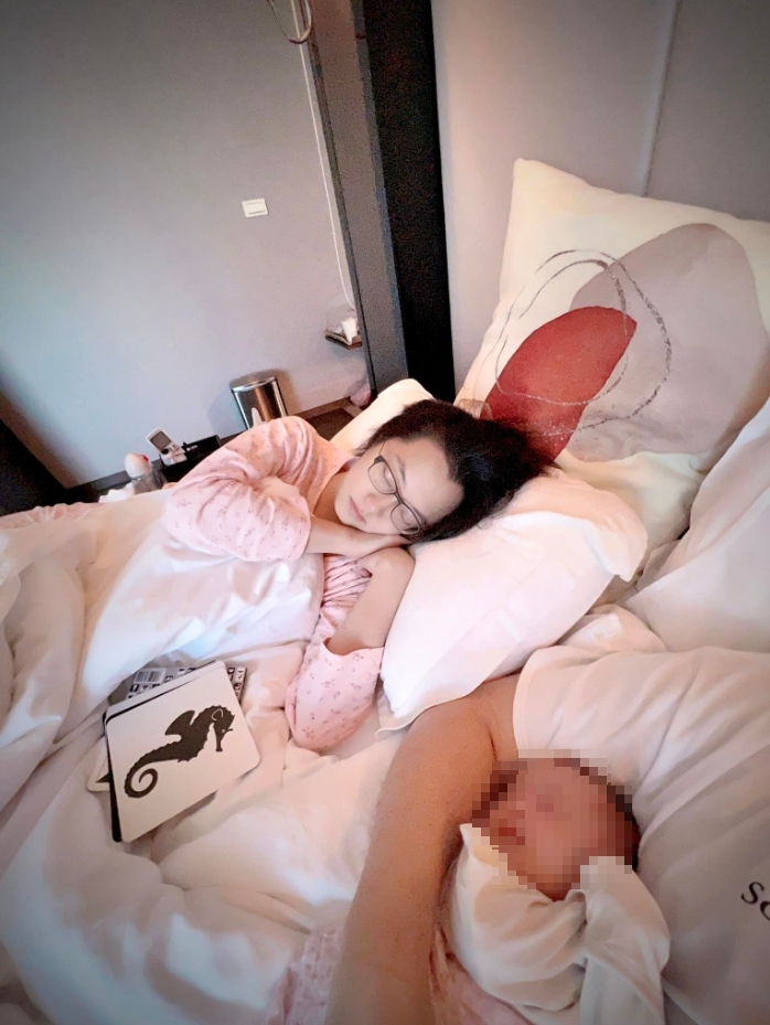 劉亮佐曬出趙小僑和寶寶都睡著了的恬靜畫面。（圖／翻攝自FB）