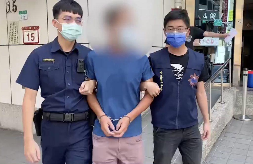警方逮捕黑衣怪客依法送辦。（圖/翻攝畫面）