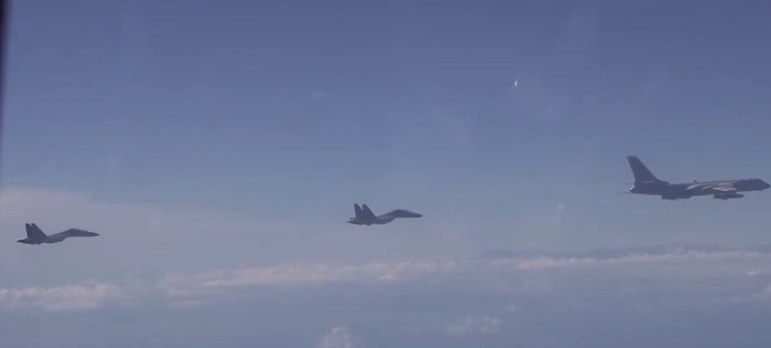 東部戰區多支轟炸機編隊，貫通南北同時雙向穿越台灣海峽。（圖／翻攝微博／＠東部戰區）