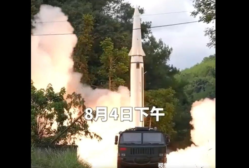 向台灣北部、南部及東部周邊海域，發射東風系列彈道飛彈計11枚。（圖／取自微博）