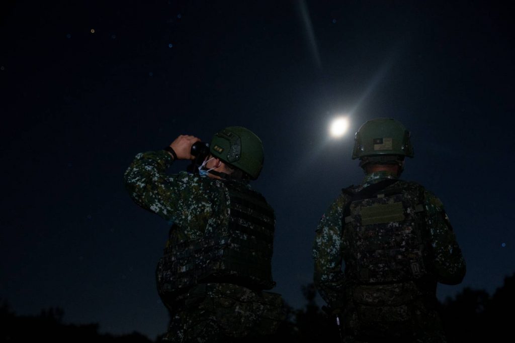 金門等地區，近日發現無人機進入禁限制水域上空，陸軍金門防衛指揮部持續依標準作業程序，以信號彈警示，並保持監控及高度警戒。金防部表示，防區運用聯合情監偵手段，可全般掌握周邊動態；且營區、設施及陣地偽裝皆依規定實施，遇突發狀況均有能力即時應處。（圖／國防部提供）
