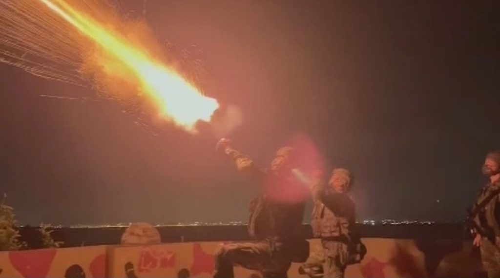 金門等地區，近日發現無人機進入禁限制水域上空，陸軍金門防衛指揮部持續依標準作業程序，以信號彈警示，並保持監控及高度警戒。金防部表示，防區運用聯合情監偵手段，可全般掌握周邊動態；且營區、設施及陣地偽裝皆依規定實施，遇突發狀況均有能力即時應處。（圖／國防部提供）