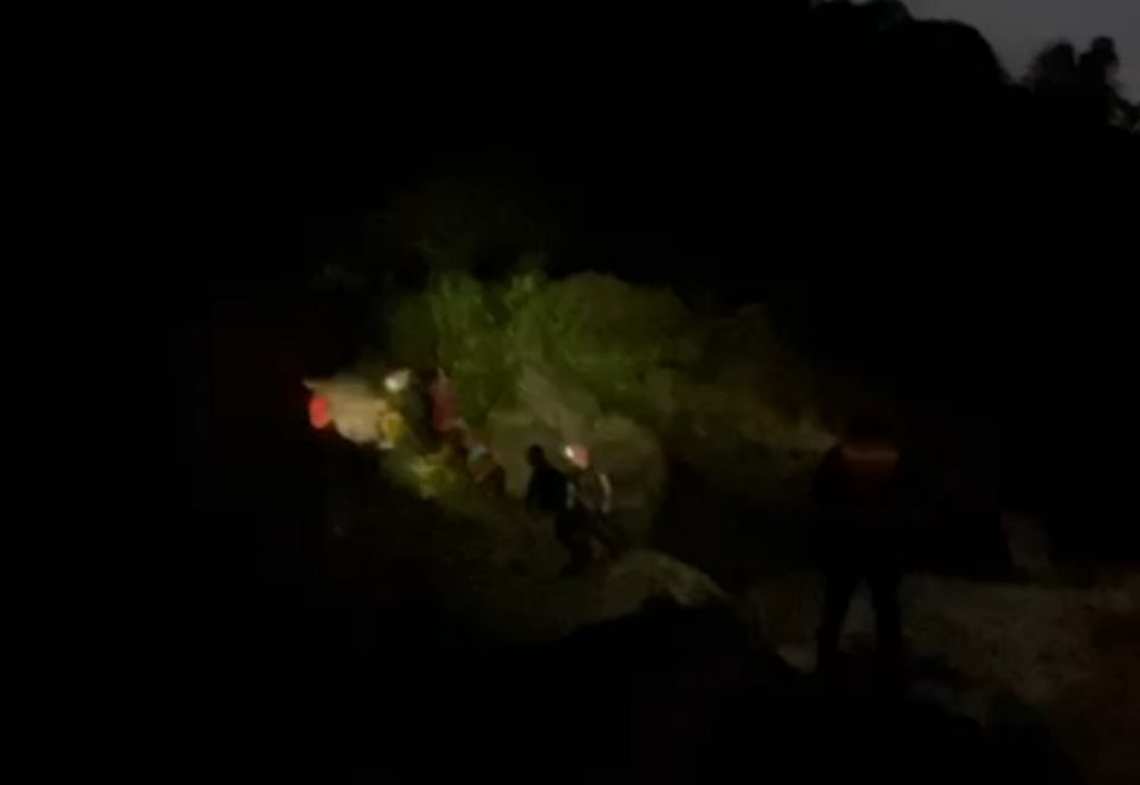 17人不幸受困在嘉義縣番路鄉草山村葫蘆谷的滑水道中。(圖/中天新聞)