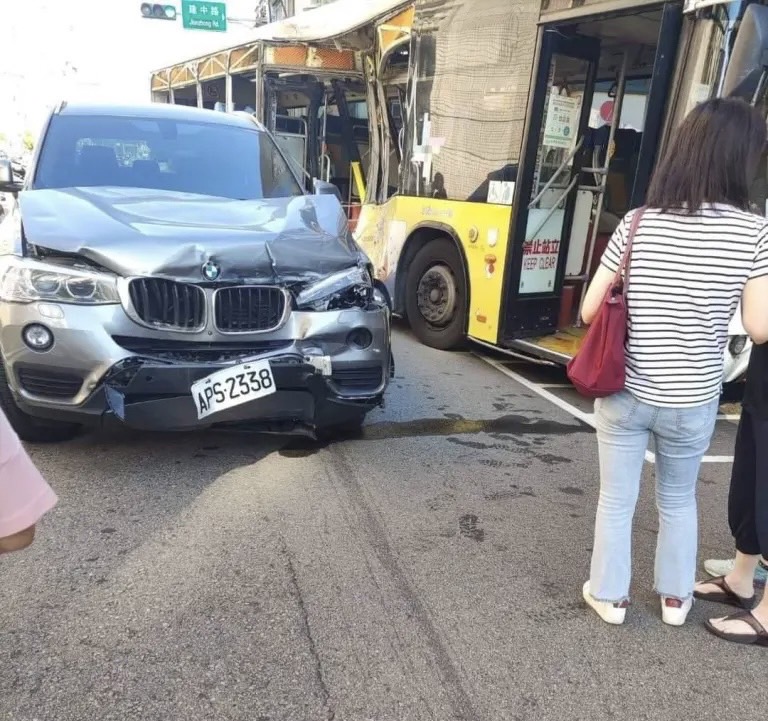 BMW休旅車的車頭半毀。 (圖/翻攝「記者爆料網」)