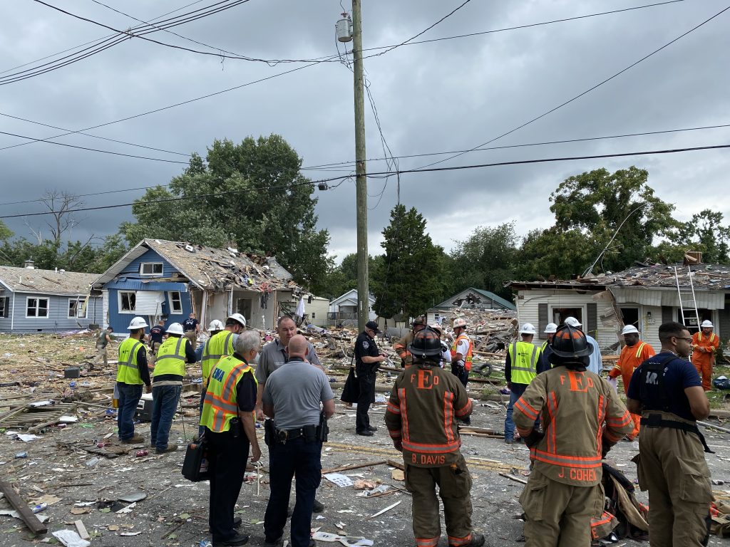 印第安納州伊凡斯維爾發生離奇爆炸案，釀成3人死亡、11棟房屋全毀的慘劇。（圖／翻攝自@MayorWinnecke推特）