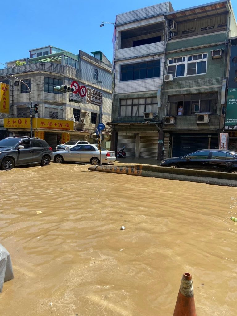 鶯歌陶瓷博物館館前疑似自來水管線爆裂造成大淹水。（圖／取自記者爆料網）