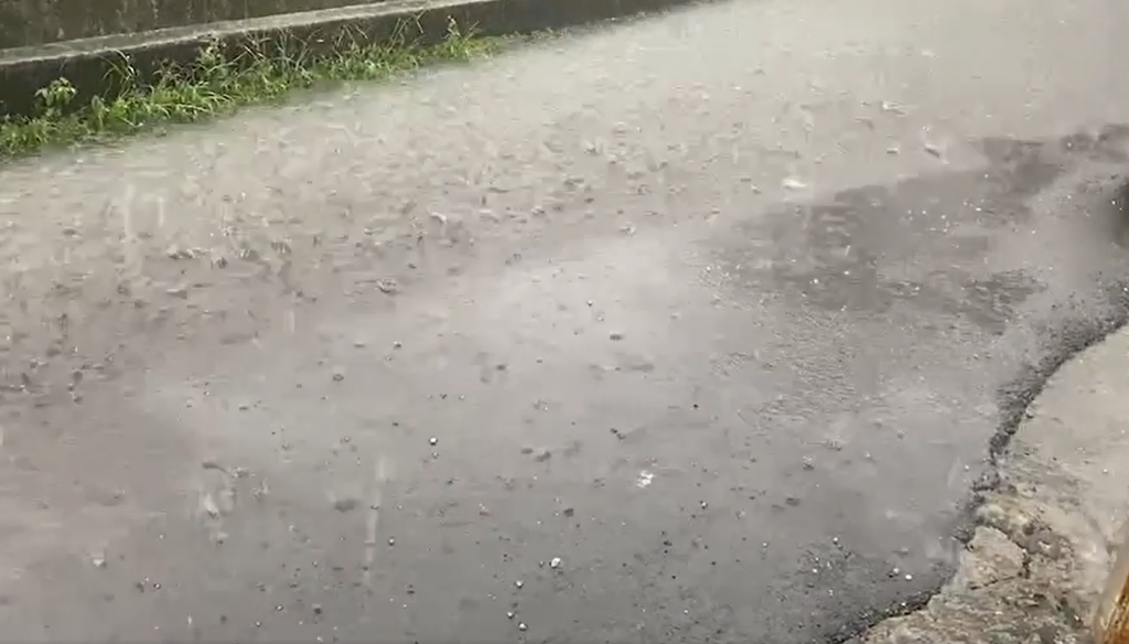 台中新社山區8日下午4點下起冰雹雨。(圖/翻攝自彭姓民眾臉書)