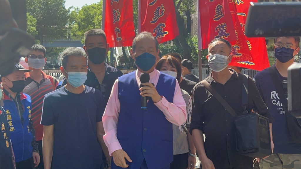 白狼張安樂在立法院外抗議。（圖/陳奕廷攝）