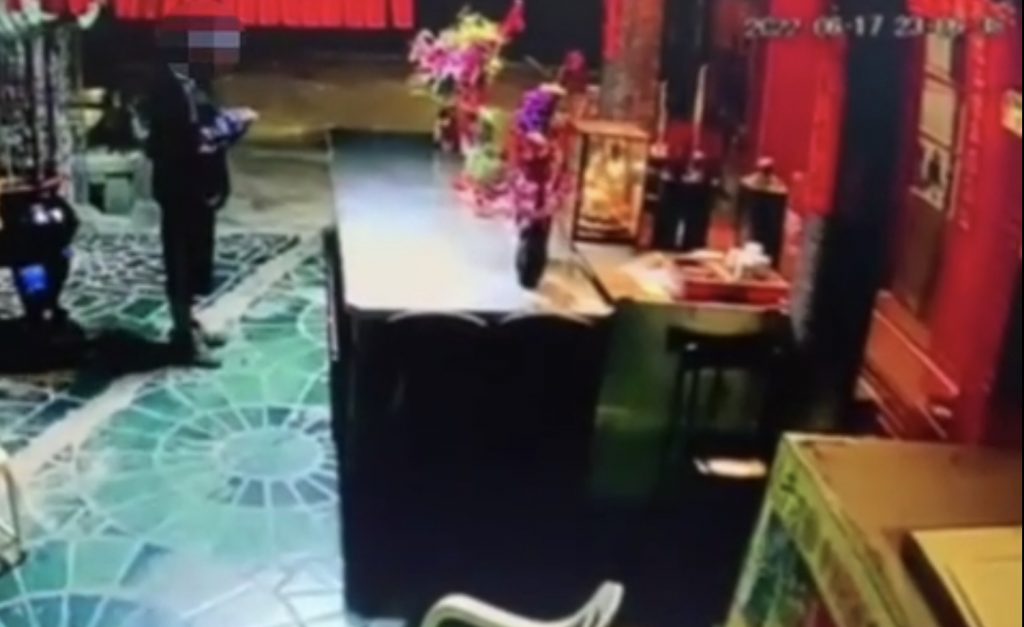 嫌犯下手行竊前還合十祭拜。(圖/翻攝畫面)