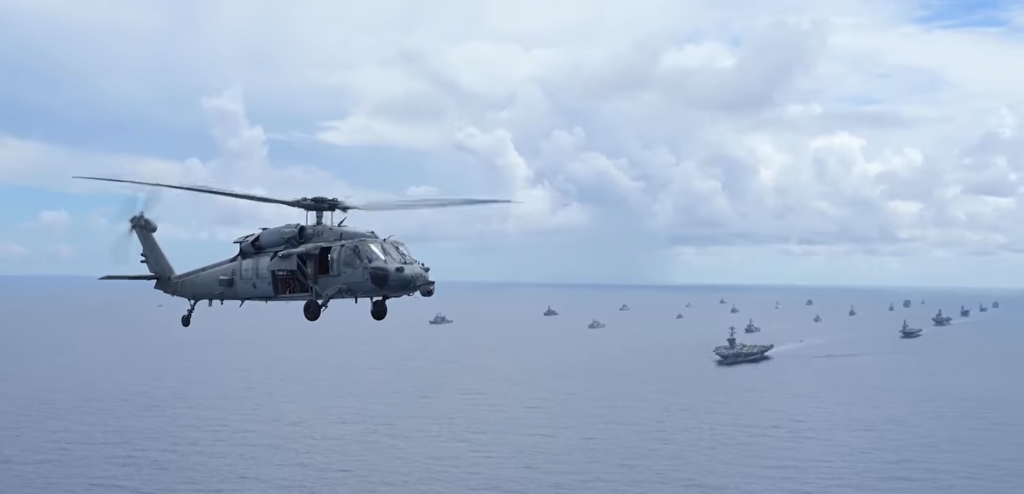   2022「RIMPAC環太平洋演習」 ，美國海軍航母戰鬥群，前為美軍 MH-60R海鷹反潛直升機 。（圖／翻攝自 RIMPAC臉書粉專） 