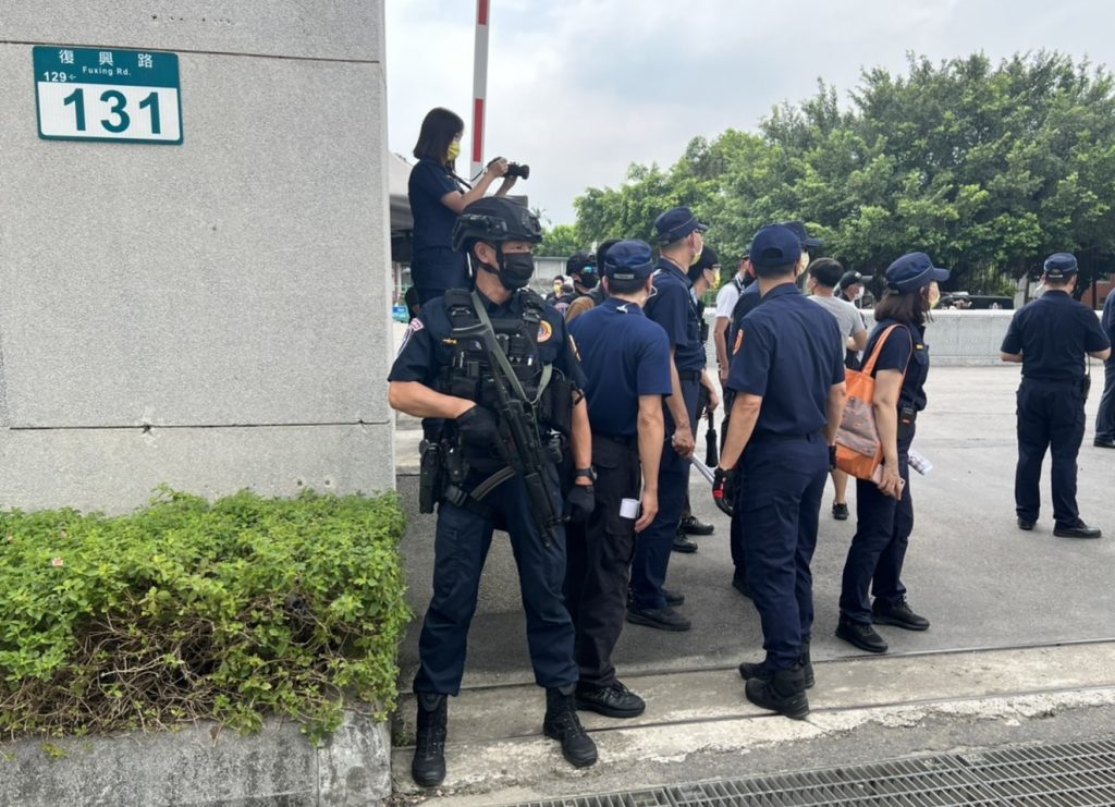  警方全副武裝持MP5衝鋒槍，駐守在園區門口。 （圖／中天新聞）