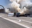 美國加州有1架飛機突然迫降在高速公路上，並撞上1輛載有3人的卡車。（圖／翻攝自@CoronaFireDept推特）