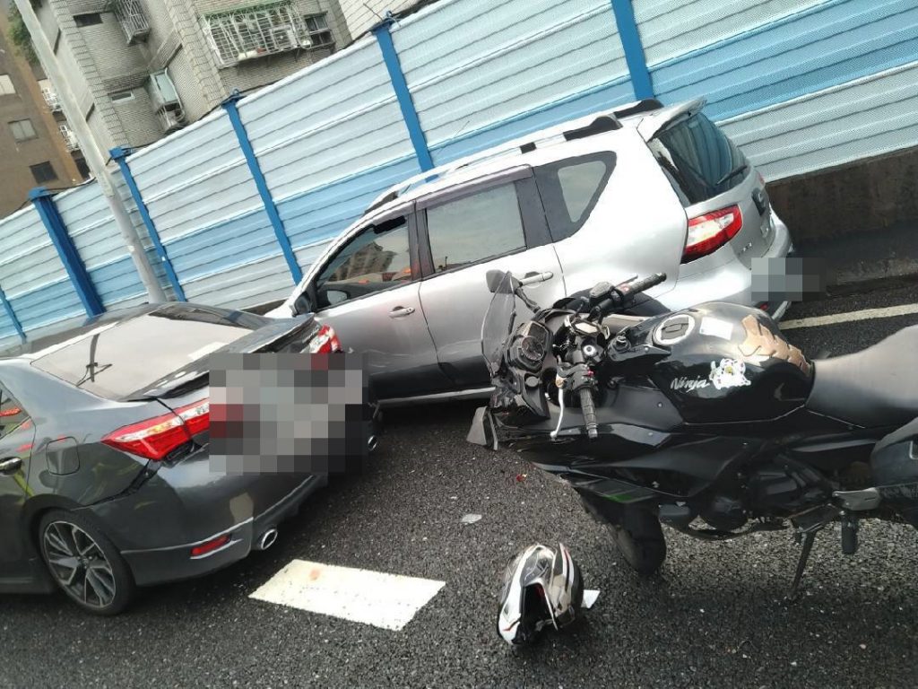 新生高架恐怖車禍。（圖／警方提供）