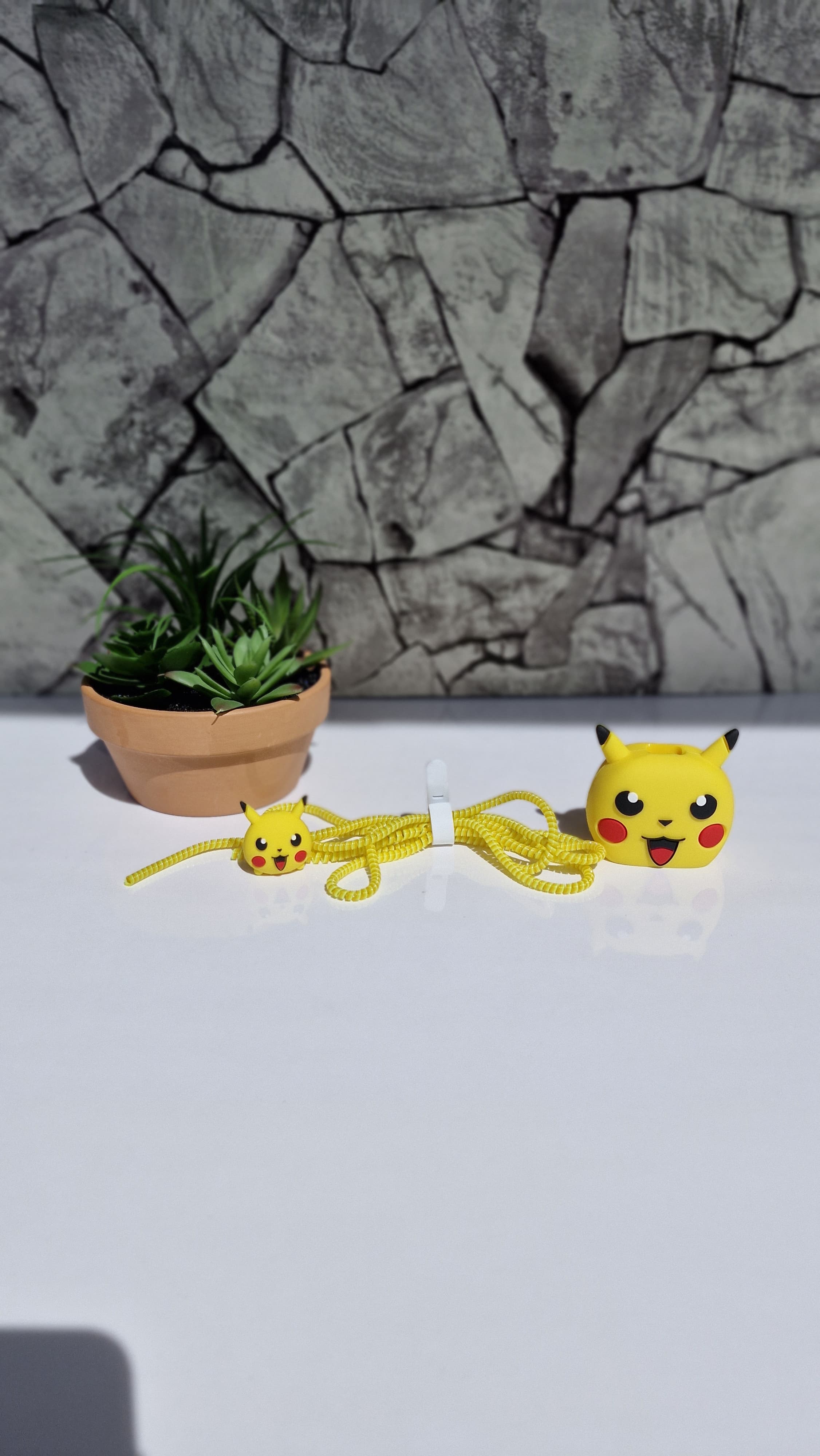 Cubierta protectora de cargador de Pikachu. - Govania, S.A