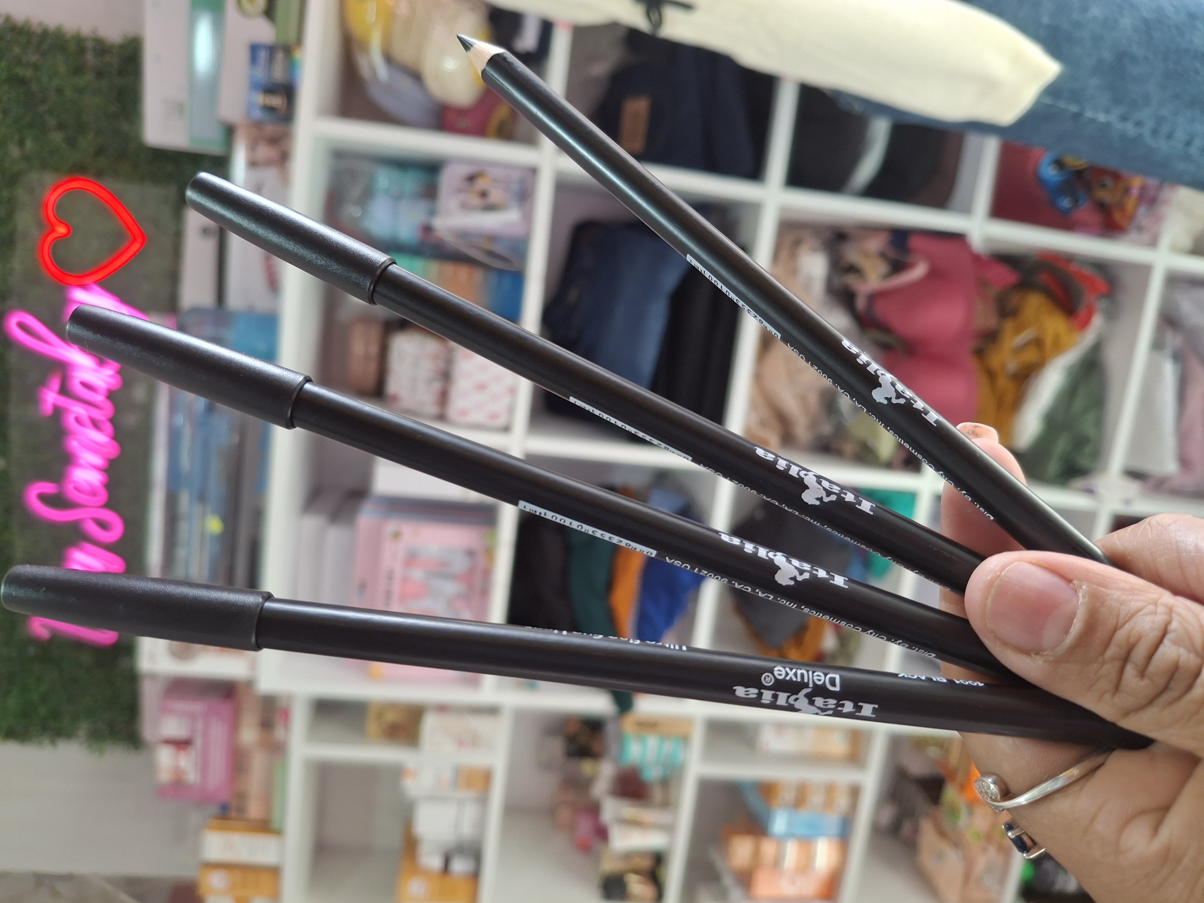 Delineador negro en lapiz italia Deluxe - Semetabaj Visu