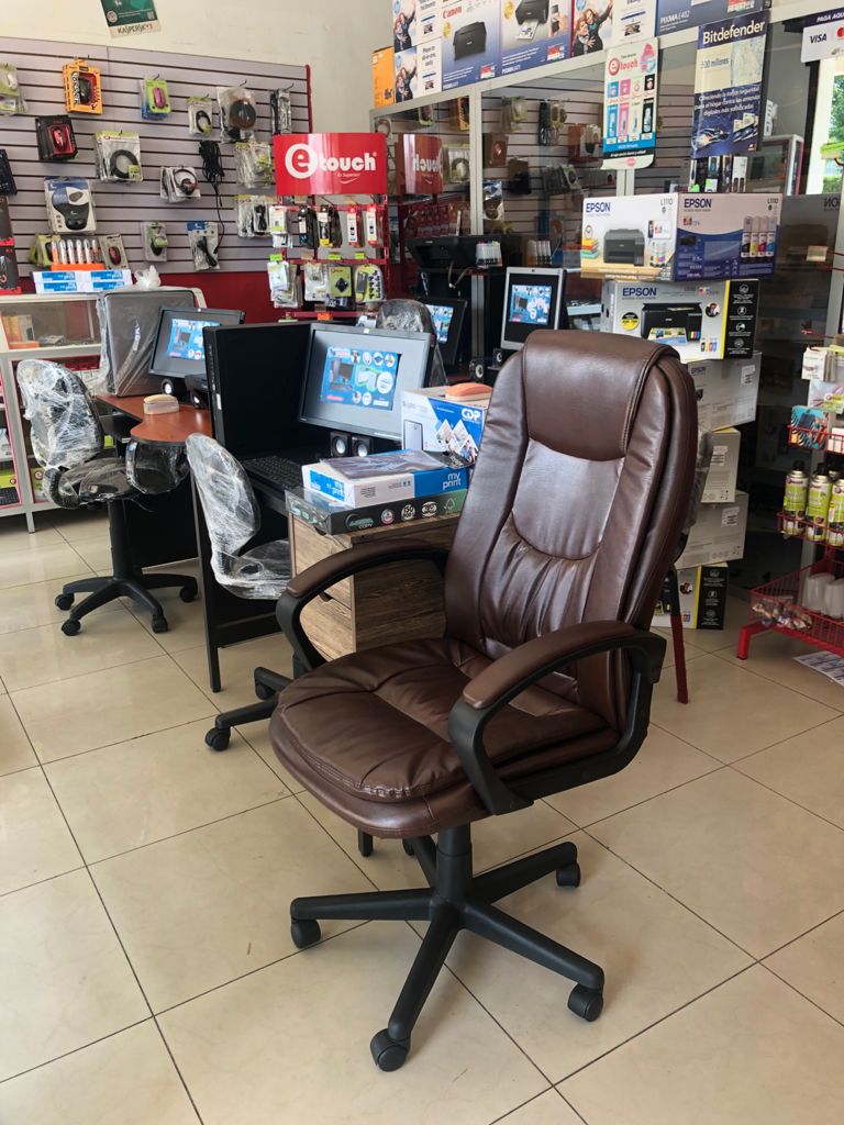 Silla café imitaciòn de cuero  