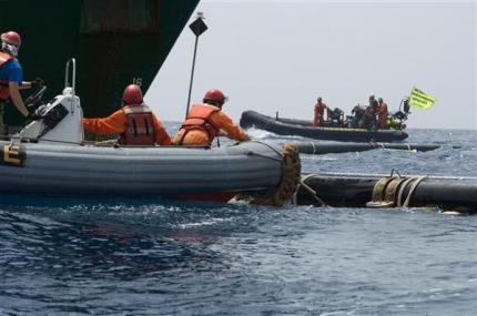 Cutting securing lines on a cage holding bluefin tuna