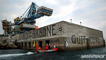 Activists fron Arctic Sunrise take the "Quit Coal" message to Sardinia