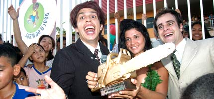 Brazilian TV presenters about to award the 'Golden Chainsaw' to soya king Blairo Maggi