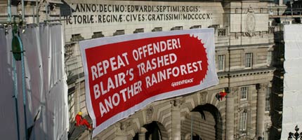 Greenpeace volunteers scale Admiralty Arch