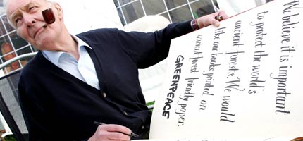 Tony Benn adds his signature in support of the Book Campaign