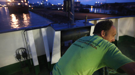 Hauling on the mooring lines © Greenpeace/Novis