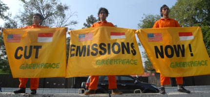 Greenpeace supporters remind Hillary Clinton during her visit to Jakarta to 'cut emissions now'