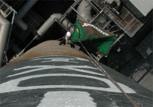 After three days Greenpeace protesters leave the Sheffield incinerator chimney stack