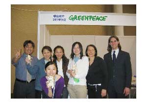 Robin Oakley (right)  with the Greenpeace China team